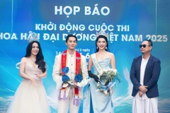 Miss Océan Vietnam 2023, Thu Uyên (troisième en partant de la gauche) et Vu Linh, quatrième dauphine de Manhunt 2025 (deuxième en partant de la gauche), ont été nommées ambassadrices du concours. Photo : tuoitre.vn