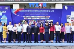 Le vice-président de la Commission de la sensibilisation, de l’éducation et de la mobilisation des masses du Comité central du Parti, Lai Xuân Môn, pose pour une photo souvenir avec des responsables de la VNA. Photo : VNA