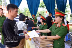 Une responsable du centre pénitentiaire de Thanh Xuân remet la décision d'amnistie présidentielle de 2026 à une personne éligible. Photo : VNA