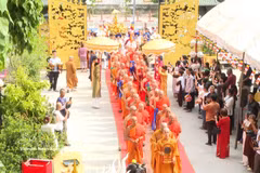 Cette procession met en scène la statue de Bouddha dorée, des moines en robes traditionnelles, et des participants fervents, défilant ensemble dans une puissante démonstration de foi et d'unité. Photo: VNA