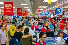Clients dans un supermarché à Hô Chi Minh-Ville. Photo: VNA
