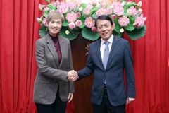 Le ministre de la Sécurité publique, Luong Tam Quang (à droite) et la ministre singapourienne du Développement numérique et de l’Information, Josephine Teo, se serrent la main, à Hanoi, le 15 janvier. Photo : VNA