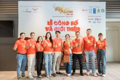 Des gens s'inscrivent au marathon «Mon Vietnam 2025». Photo: VNA