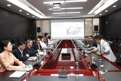 Des représentants du comité populaire de la ville de Dà Nang et de Google for Education lors d’une séance de travail sur le plan de coopération en matière d'éducation et de mise en œuvre de solutions basées sur l'intelligence artificielle. Photo : gracieuseté du Comité populaire de la ville de Dà Nang