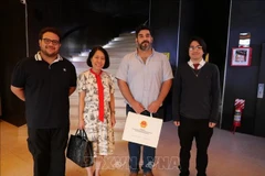 L'ambassadrice Ngô Minh Nguyêt, le secrétaire général du Parti communiste paraguayen, Najeeb Amado, et des représentants de la Ligue de la jeunesse communiste paraguayenne à Asuncion, capitale du Paraguay. Photo : VNA