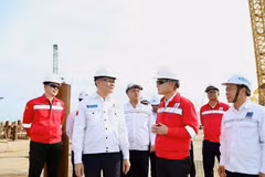 Le directeur général de Petrovietnam, Lê Ngoc Son, inspecte les travaux liés au projet de développement du champ gazier du bloc B. Photo : VietnamPlus