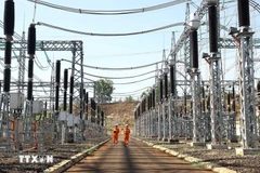 Des ouvriers en service au poste de transformation 500 kV de Pleiku2, dans la province de Gia Lai (Hauts Plateaux du Centre). Photo : VNA