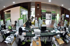 Des clients effectuent leurs transactions au siège de Vietcombank, 198 rue Trân Quang Khai, Hanoi. Photo : VNA
