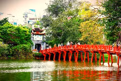 Le pont du Soleil levant, une passerelle sur le lac Hoàn Kiêm à Hanoi. Photo: doanhnghiepkinhtexanh.vn