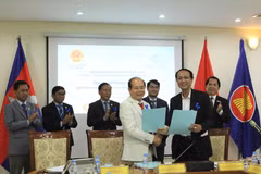 Des entreprises vietnamienne et cambodgienne signent un mémorandum de coopération lors d'une discussion thématique sur les opportunités de coopération et d'investissement dans le secteur de la santé. Photo : VNA