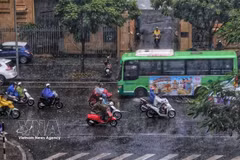 Le Nord connaît des averses et des orages en raison d'un front froid, ce qui entraîne une légère baisse des températures. Photo: VNA