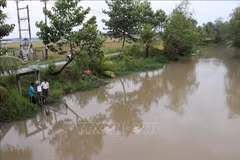 Le canal d'irrigation desservant les rizières de Câu Tre, dans la commune de Tiêu Cân, a été équipé d'un système de surveillance de la qualité de l'eau géré par smartphone. Photo : VNA