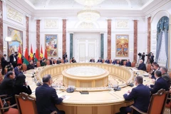 Entretien entre le secrétaire général du Parti communiste du Vietnam, Tô Lâm et le président biélorusse Alexandre Loukachenko, à Minks, le 12 mai. Photo: VNA