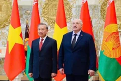 Le secrétaire général du Parti communiste du Vietnam (PCV), Tô Lâm (à gauche), et le président biélorusse Alexandre Loukachenko, à Minsk, le 12 mai. Photo : VNA