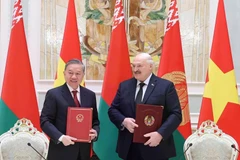 Le secrétaire général du Parti communiste vietnamien, Tô Lâm (à gauche), et le président biélorusse Alexandre Loukachenko signent une déclaration conjointe sur l’établissement d’un partenariat stratégique entre les deux pays le 12 mai 2025. Photo : VNA