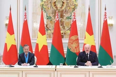 Le secrétaire général du Parti communiste du Vietnam, Tô Lâm, et le président biélorusse Alexandre Loukachenko tiennent une conférence de presse conjointe pour présenter les résultats de leur entretien. Photo: VNA