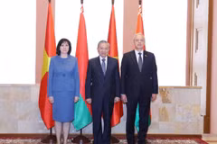 La présidente du Conseil de la République Natalya Kochanova, le secrétaire général du Parti communiste du Vietnam Tô Lâm et le président de la Chambre des représentants Igor Sergueïenko, à Minks, le 2 mai. Photo: VNA