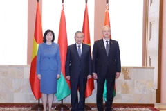 La présidente du Conseil de la République Natalya Kochanova, le secrétaire général du Parti communiste du Vietnam Tô Lâm et le président de la Chambre des représentants Igor Sergueïenko, à Minks, le 2 mai. Photo: VNA