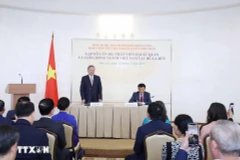 Le secrétaire général du Parti communiste du Vietnam, Tô Lâm s'exprime devant le personnel de l’ambassade du Vietnam et des représentants de la communauté vietnamienne en Biélorussie. Photo: VNA