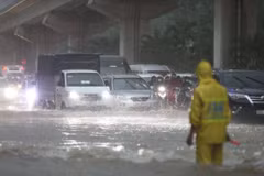 De minuit au matin du 7 octobre, la circulation de la tempête Matmo a provoqué de fortes pluies prolongées, inondant de nombreuses zones de la capitale. Photo: VnExpress