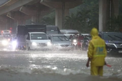 De minuit au matin du 7 octobre, la circulation de la tempête Matmo a provoqué de fortes pluies prolongées, inondant de nombreuses zones de la capitale. Photo: VnExpress