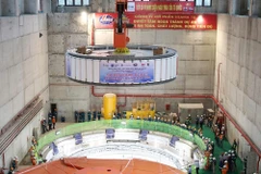 Les ouvriers se tiennent à côté du rotor installé avec succès, qui pèse 585 tonnes. Photo : VNA
