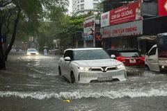 La rue Dôi Cân, à Hanoi, est inondée lors des fortes pluies provoquées par le typhon Matmo, mardi matin 7 octobre. Photo: VNA