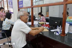 Des personnes effectuent leurs démarches administratives dans le nouveau quartier de Vung Tau. Photo : VNA