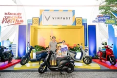 Trân Dên, dans le district de Quôc Oai, a été le premier client de l'événement de VinFast à échanger sa moto à essence contre une VinFast Evo200. Photo : VNA