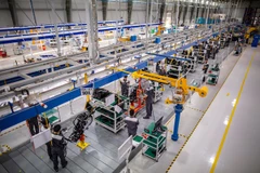 Des ouvriers assemblent des pièces sur une chaîne de production automobile à Hô Chi Minh-Ville. Le secteur industriel de la ville montre de forts signes de reprise. — Photo moit.gov.vn