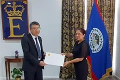 L’ambassadeur du Vietnam au Mexique concomitamment au Belize, Nguyên Van Hai (à gauche), présente ses lettres de créance à la gouverneure générale du Belize, Dame Froyla Tzalam, 14 juillet. Photo : VNA