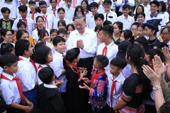 Le secrétaire général du Parti communiste du Vietnam, Tô Lâm, avec d’excellents élèves. Photo : ministère de l’Education et de la Formation