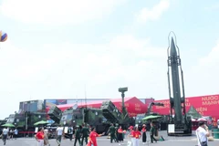 Une exposition en plein air présente des missiles et des équipements militaires développés et modernisés par les groupes industriels de défense vietnamiens. Photo : VNA