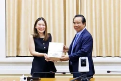 Le président du Comité populaire de Hô Chi Minh-Ville, Nguyên Van Duoc (à droite) et Chanida Klyphun, directrice des politiques publiques pour l'Asie du Sud-Est chez TikTok, lors de la rencontre. Photo : NDEL