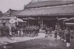 Grande porte dorée en 1933. Photo d'archives: VnExpress