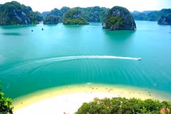 Sur une plage dans la baie de Ha Long. Photo : kenh14.vn