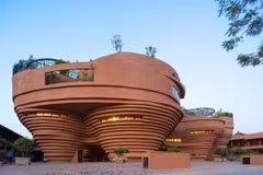 L’architecture originale du musée de la céramique de Bat Tràng, situé dans le village éponyme (Hanoï). Photo: baovanhoa.vn