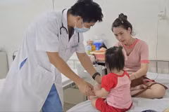 Un médecin de l’Hôpital pour femmes et enfants de Dà Nang traite un enfant atteint du syndrome pieds-mains-bouche. Photo : baodanang.vn