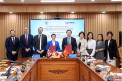 Les délégués posent pour une photo de groupe lors de la cérémonie de signature Photo : thoibaotaichinhvietnam.vn