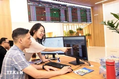 Des investisseurs suivent les mouvements du marché. Photo : VNA