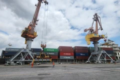 Des navires accostent au port de la Compagnie par actions du port de Hai Phong pendant les vacances du Nouvel An lunaire de l'Année du Cheval (2016). Photo : VNA 