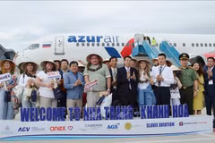 Des touristes russes prennent une photo souvenir avec des délégués représentant la province de Khanh Hoa. Photo : VNA
