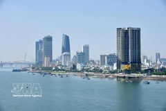 De nombreuses entreprises privées investissent dans les secteurs des services et de l'immobilier à Da Nang. Photo : VNA