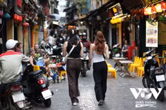 Deux touristes étrangères flânent dans la rue Ta Hiên, à Hanoi. Photo : VOV
