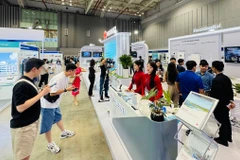 Les visiteurs découvrent la Semaine de l’énergie du Vietnam 2025 lors de la cérémonie d’ouverture, à Hô Chi Minh-Ville, le 5 novembre. Photo : CVN