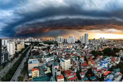 Avis d'orages à Hanoi après des jours de chaleur torride. Photo : baotintuc.vn