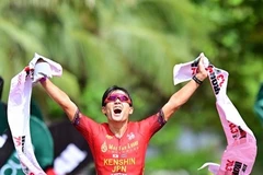 Kenshin Mizushima franchit la ligne d'arrivée du BIM Group IRONMAN 70.3 Phu Quoc 2025. Photos : Sunrise Events Vietnam