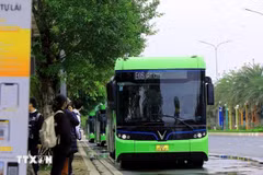 À Hanoï, à partir de mai 2025, la ville compte déjà 15 lignes de bus électriques en service, avec un total de 236 véhicules. Photo: VNA
