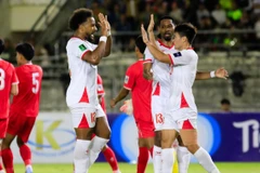 Xuân Son (à gauche) et Tuân Hai célèbrent la victoire de l’équipe vietnamienne face au Laos. Photo : vietnamnet.vn