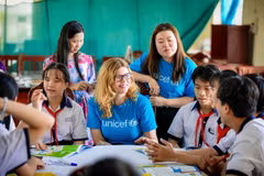 Des membres du personnel de l’UNICEF participent à une discussion avec des enfants vietnamiens. Le partenariat de 50 ans entre le gouvernement vietnamien et l’UNICEF a connu une transformation significative. Photo : UNICEF Vietnam